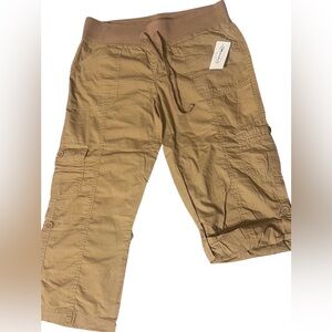 Mandee Women’s Cargo Capri Pants - Khaki Tan - 100% Cotton - Size Medium - NWT